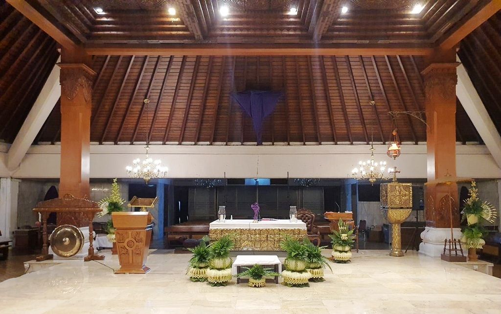 Ikatan Perangkai Bunga Indonesia (IPBI) membuat dekorasi gereja dengan memadukan daun palma dan anyaman janur di 14 gereja Katolik dan Kristen di Jakarta dan Tangerang. Foto: IPBI