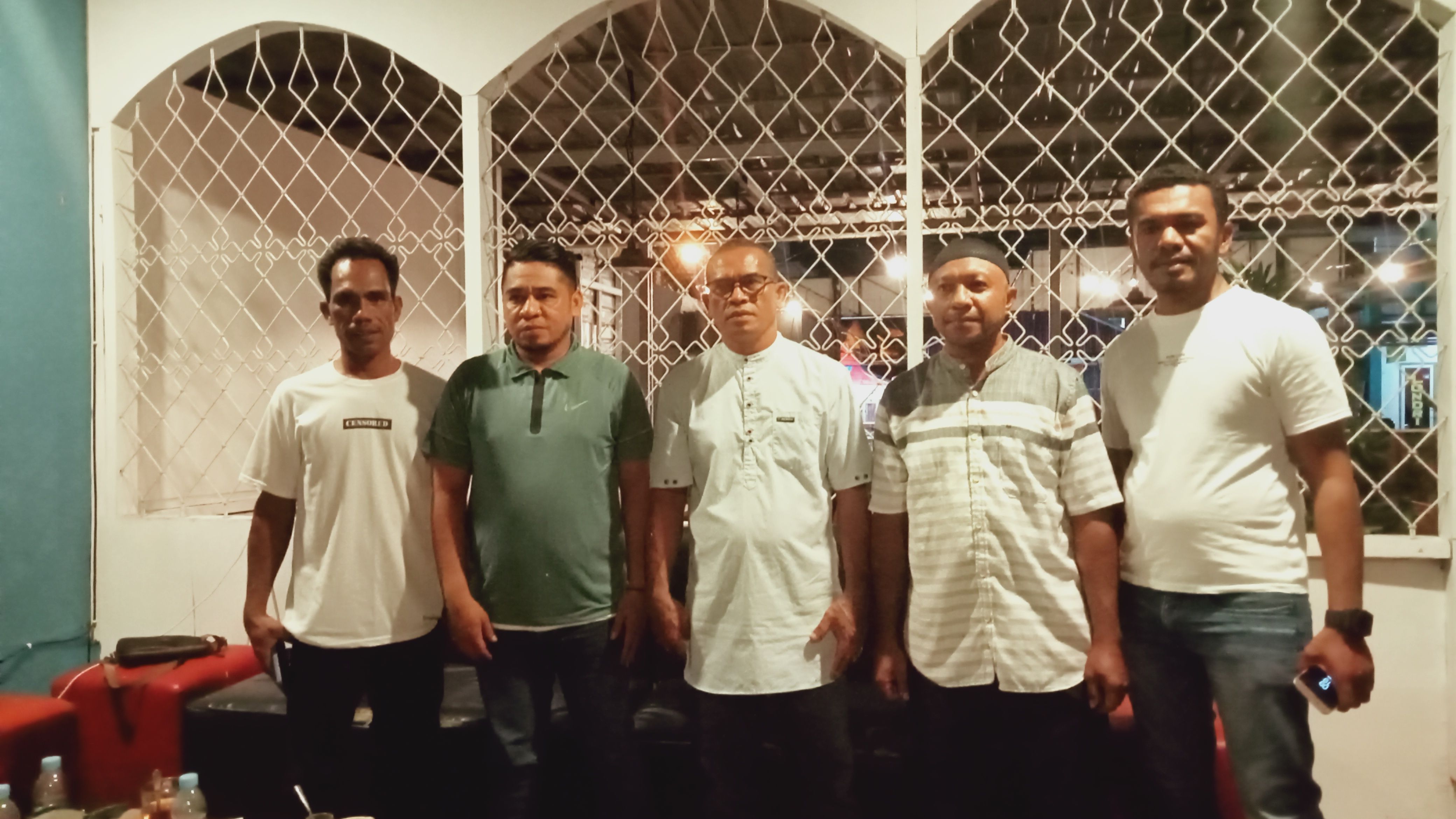 Perangkat Kesultanan Tidore saat menggelar konferensi pers di Kota Ternate, Maluku Utara 