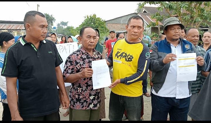 Masyarakat Desa Serdang, Asahan, Sumatera Utara protes jalan rusak, masyarakat Surati Presiden Joko Widodo.