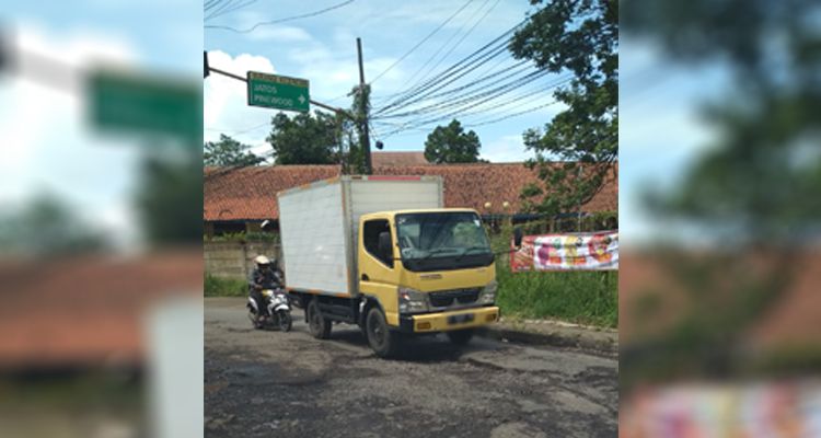 Kondisi jalan rusak di Desa Sayang, Kecamatan Jatinangor, Kabupaten Sumedang, Jawa Barat, Sabtu 1 April 2023