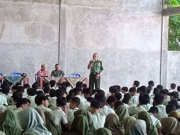 Personel TNI Koramil Wadaslintang lakukan penyuluhan di SMPN 1 Wadaslintang demi cegah munculnya kenakalan remaja