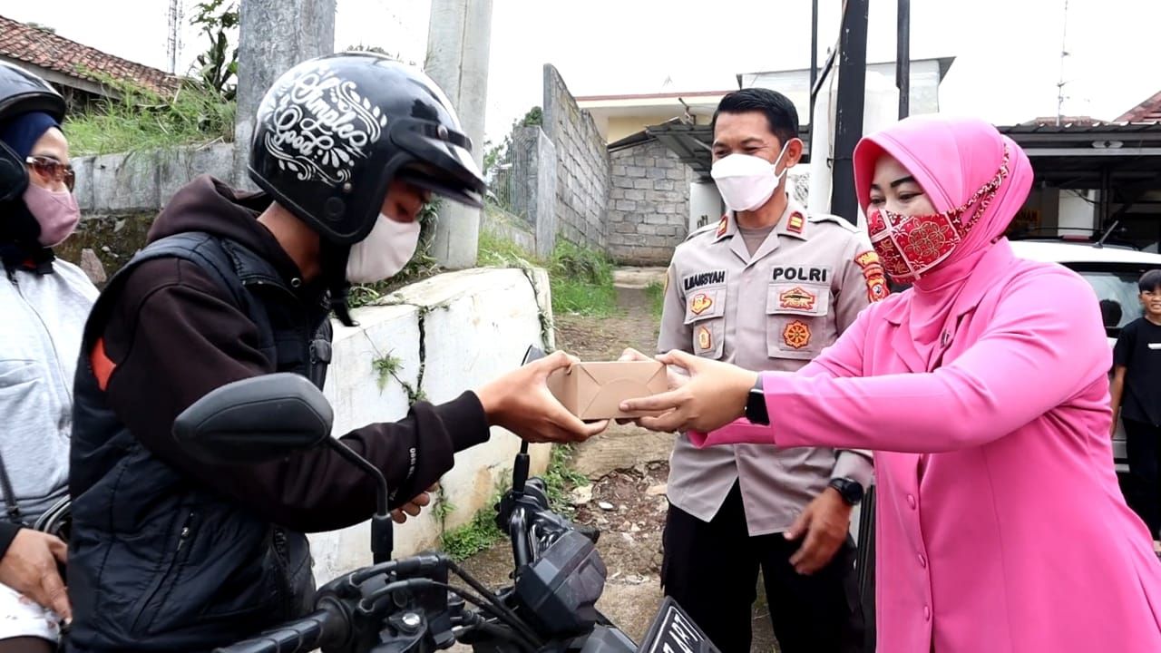 Peduli di Bulan Ramadhan, Bhayangkari Ranting Bagi-Bagi 200 Takjil di Mapolsek Ibun Polresta Bandung