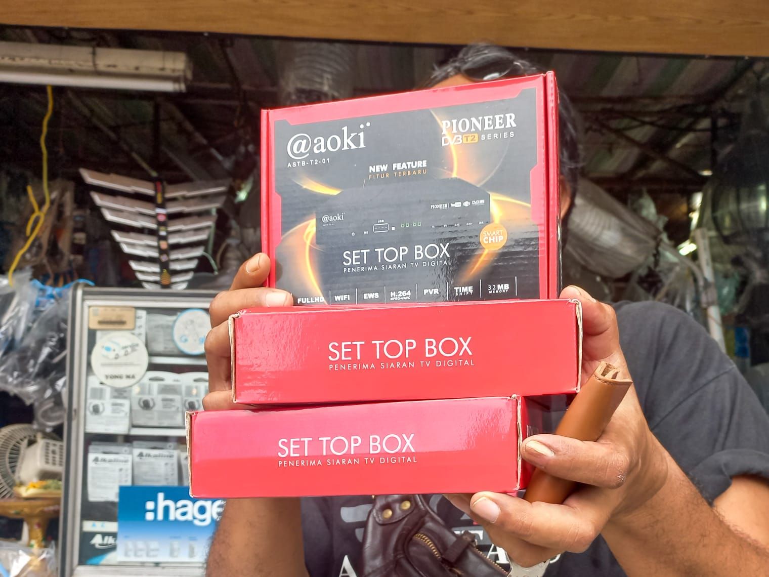 Salah satu toko elektronik di kawasan Denpasar, Toko Basis Utama, akui kehabisan stok Set Top Box (STB) pasca ditutupnya siaran analog di Bali per tanggal 1 April 2023.
