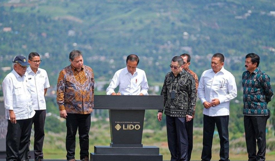 Menparekraf Sandiaga Salahuddin Uno bersama dengan beberapa Menteri kabinet Indonesia Maju serta Hary Tanoesoedibjo saat mendampingi Presiden Jokowi meresmikan pengoprasian KEK Pariwisata Lido, Bogor, (31/3/2023).