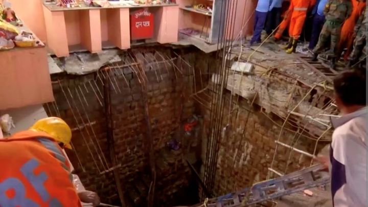 Tim penyelamat melakukan operasi di lokasi runtuhnya atap di Indore, India 31 Maret 2023 dalam gambar diam dari video ini.