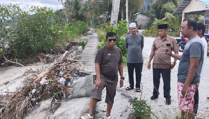 Bupati Citra Duani bersama masyarakat dan kepala desa saat meninjau jalan yang ambruk di Desa Padang, Kecamatan Kepulauan Karimata