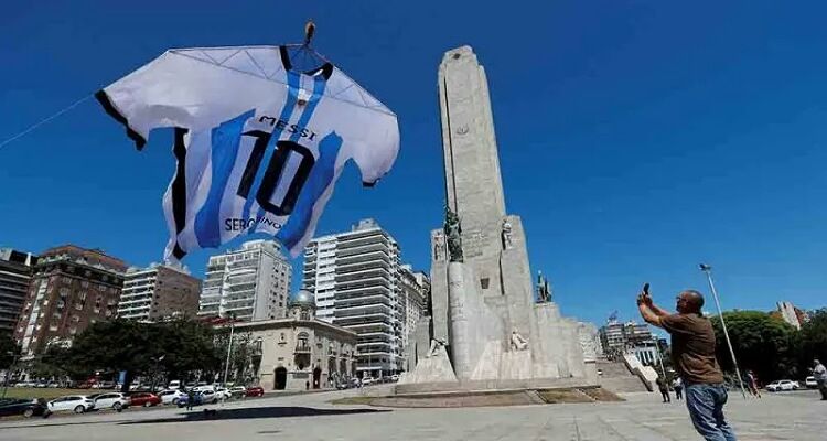  Seorang warga sedang memotret  replika jersey Timnas Argentina sepanjang 18 meter dengan nomor punggung 10 milik Lionel Messi  di Monumento a la Bandera (Tugu Peringatan Bendera Nasional), di Rosario, Argentina, Jumat (16/12/2022). ANTARA /REUTERS/Agustin Marcarian/rwa.
