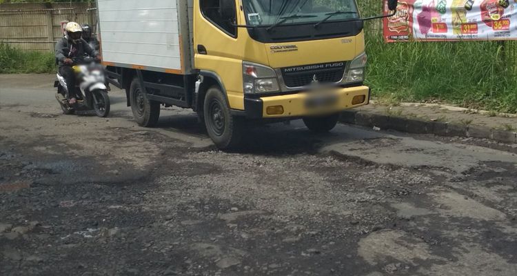 Kondisi jalan rusak di Desa Sayang, Kecamatan Jatinangor, Kabupaten Sumedang, Jawa Barat, Sabtu 1 April 2023
