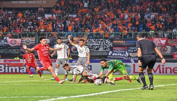Potret momentum pada pertandingan antara Persija Jakarta vs Persib Bandung, di Stadion Patriot Candrabhaga Bekasi. /Instagram/@persija