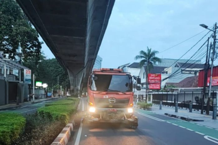 Jelang KTT ASEAN Kendaraan Penyapu Jalan Bersihkan Jalan Protokol, Buang Sampah Sembarangan Kena Denda