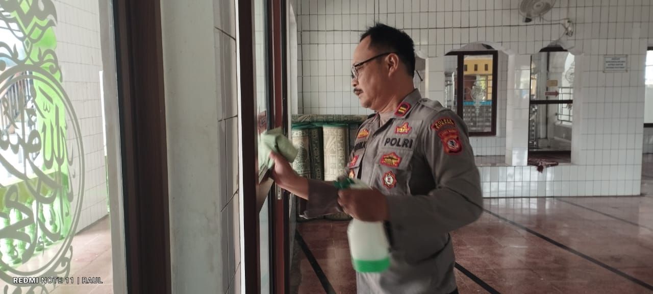 Kapolsek Compreng Polres Subang IPTU Donnie Kustiawan kerahkan anggotanya bersih-bersih tempat ibadah.