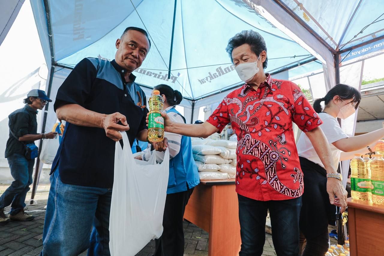Warga membeli sejumlah bahan pokok di Pasar Murah yang digelar di Kantor Pikiran Rakyat, Jalan Asia Afrika, Kota Bandung yang digelar Masyarakat Tionghoa Peduli, Jumat 31 Maret 2023