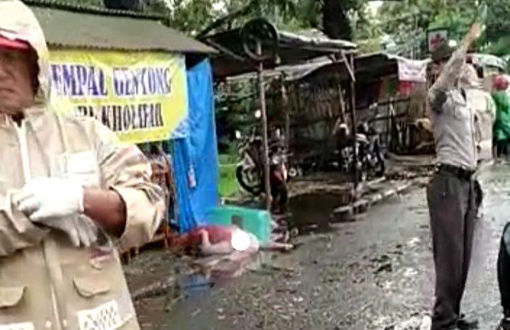Breaking News: Baru Saja Pedagang Empal Gentong di Cirebon Tersambar Petir, Begini Kondisinya/tangkap layar video amatir