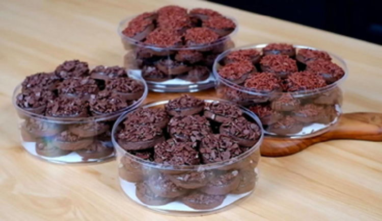 Inilah resep Triple Chocolate Cookies praktis untuk bisnis kue kering lebaran.