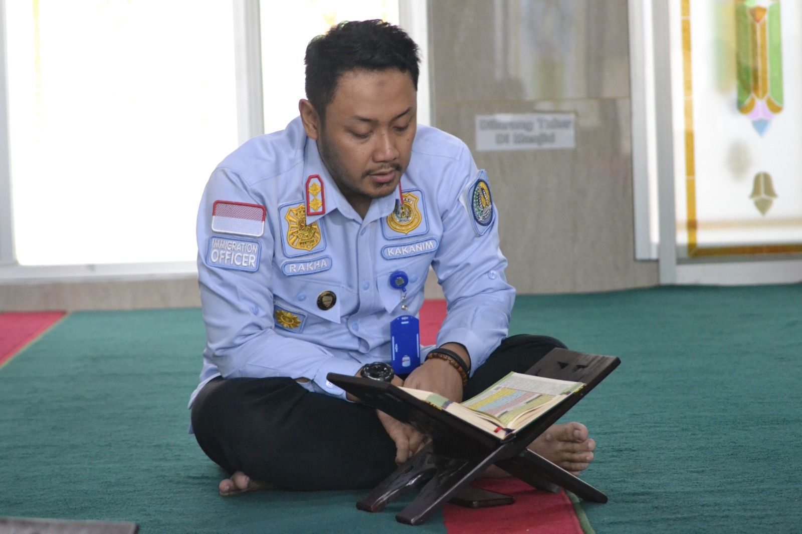 Salah satu pegawai Imigrasi Tangerang saat melakukan kegiatan khatam Al Quran di bulan Ramadan/Dewi Agustini/Kabar Banten