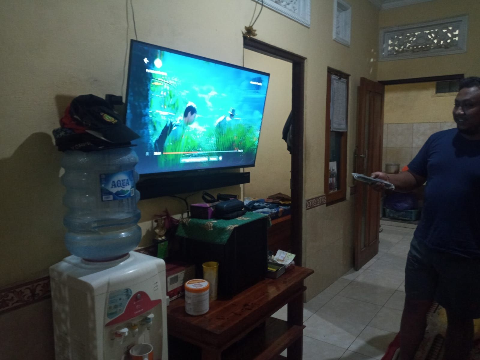 Siaran TV Analog resmi dihentikan Pemerintah, masyarakat Klungkung rogoh kocek untuk siaran digital.
