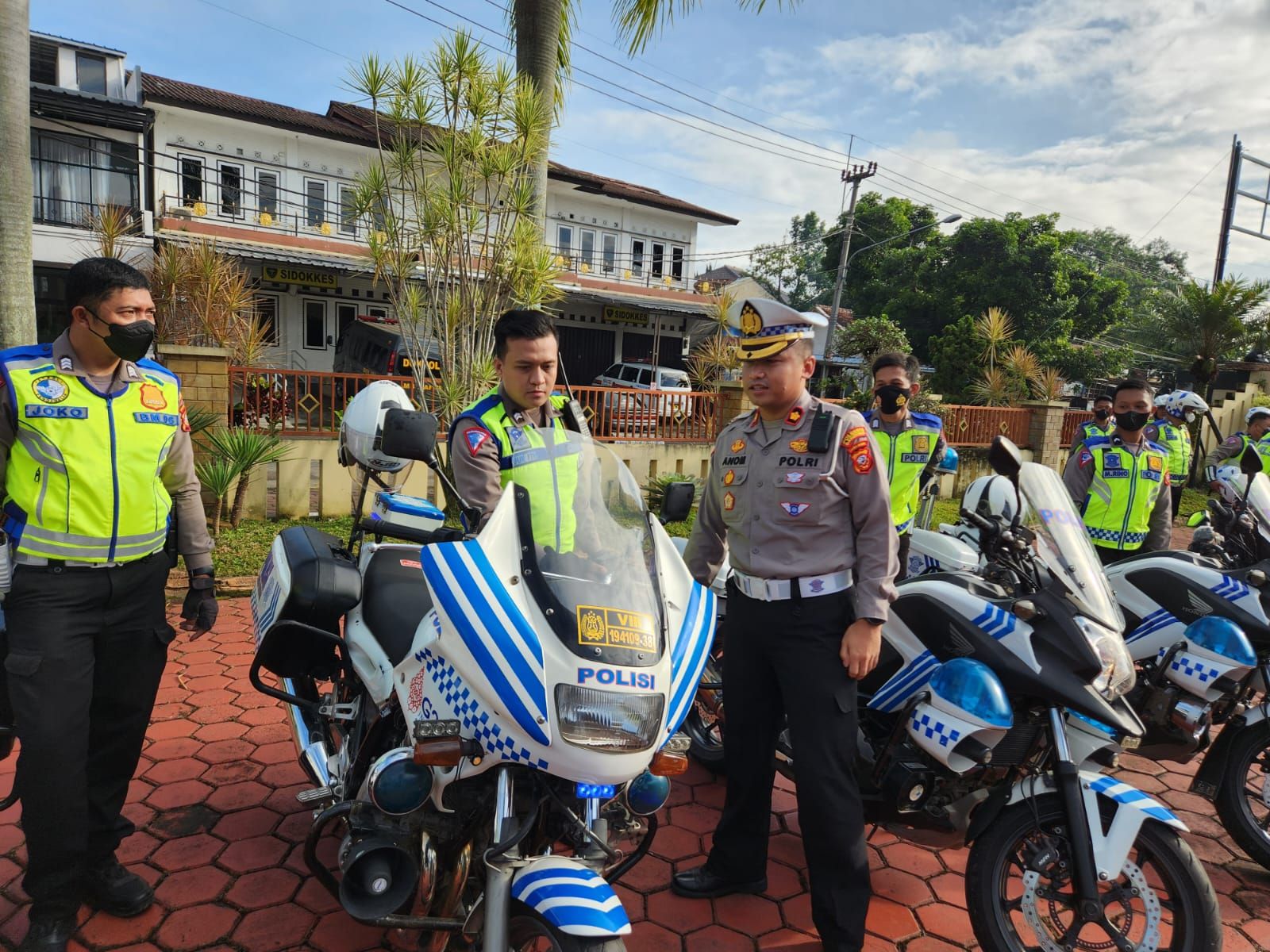 Kompol Mangku Anom melakukan pengecekan kendaraan dinas lantas di halaman Mapolresta Bandung jelang Operasi Ketupat Lodaya 2023.