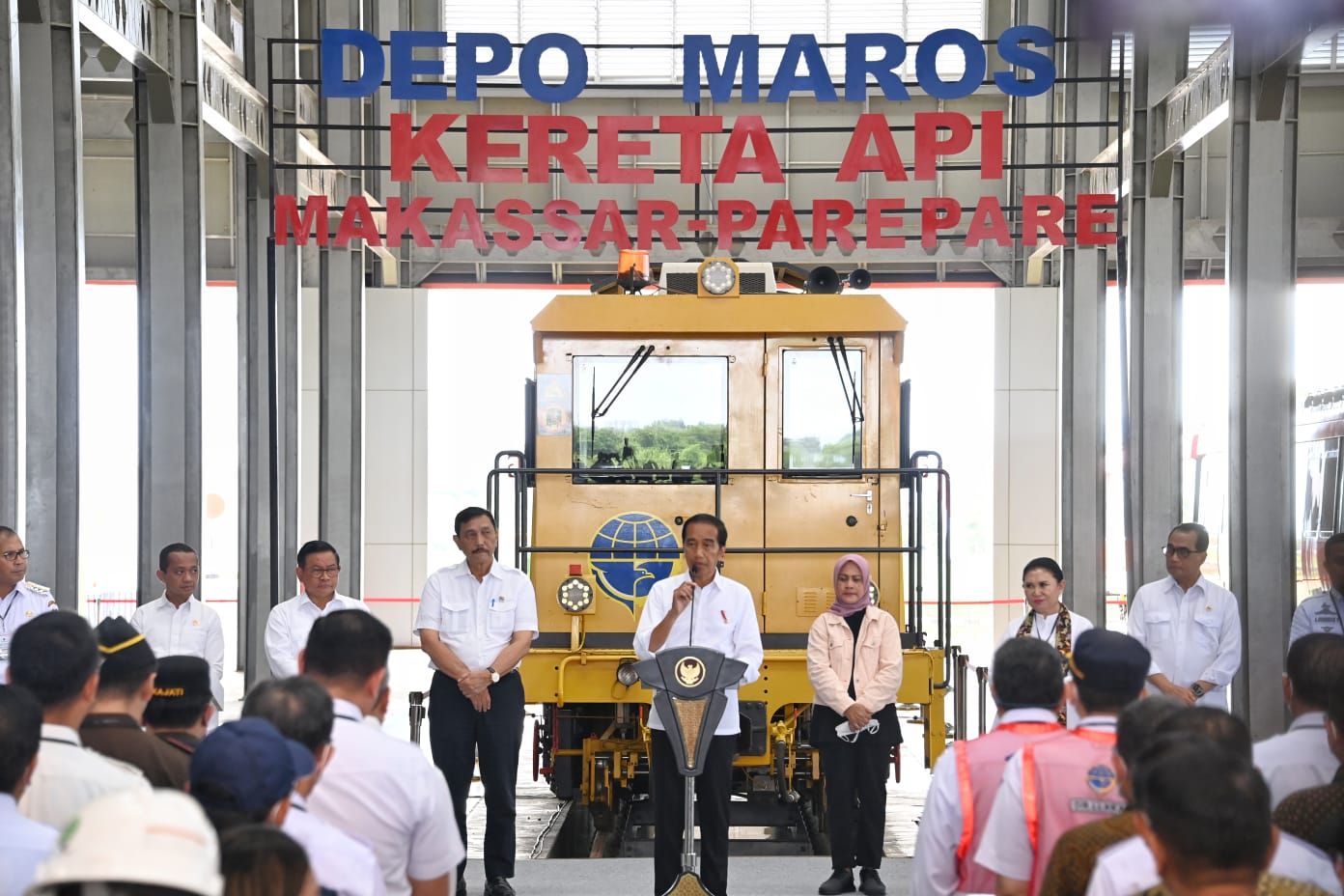 Presiden Republik Indonesia Joko Widodo untuk pertama kalinya pengoperasian kereta api di Makassar – Parepare lintas Maros-Barru