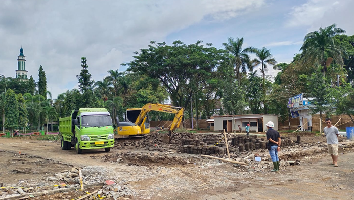Sebuah alat berat beko tengah membongkar paving block area Alun alun atas dalam program revitalisasi Alun alun Ciamis Jawa Barat Sabtu, 1 April 2023.