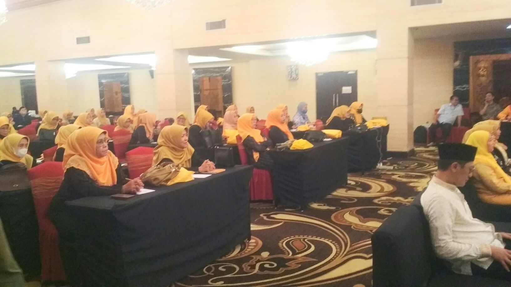 Ratusan perempuan hadir dalam dialog pemenuhan hak anak di Hotel Sutan Raja yang digelar Komisi VIII DPR dan Kementerian Pemberdayaan Perempuan dan Perlindungan Anak, Sabtu 1 April 2023