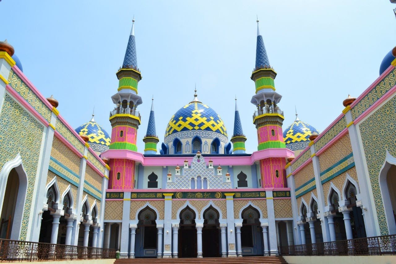 5 Masjid Besar dan Megah di Indonesia yang Akan Membuatmu Tercengang!