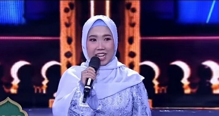   Denga memakai hijab Kiki Saputri memberikan Tausyiah di Acara Aksi yang tayang di Indosiar