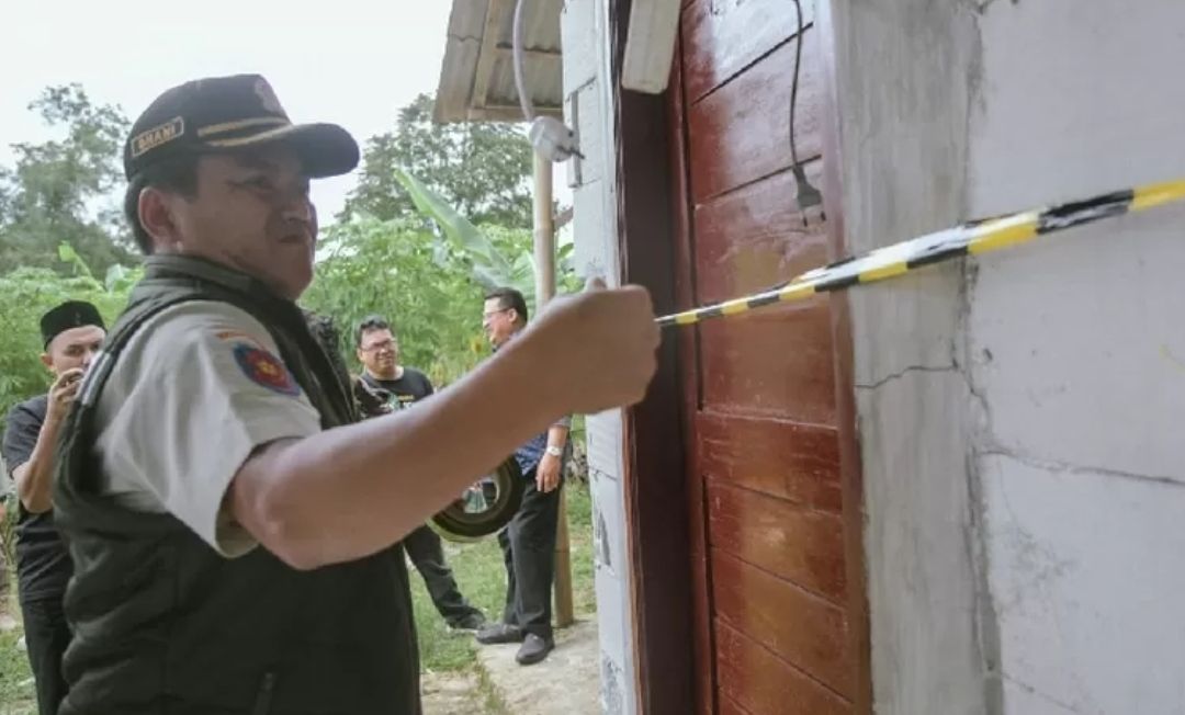 Bangunan tak berizin yang digunakan jemaat GKPS Purwakarta untuk tempat peribadatan ditutup pemerintah daerah setempat. (Foto: Diskominfo Purwakarta)