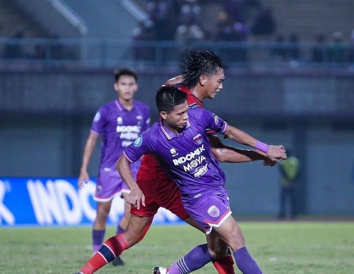 Pertandingan antara pemain Arema FC dengan Pemain Persita Tangerang.*/Instagram/aremafcofficial