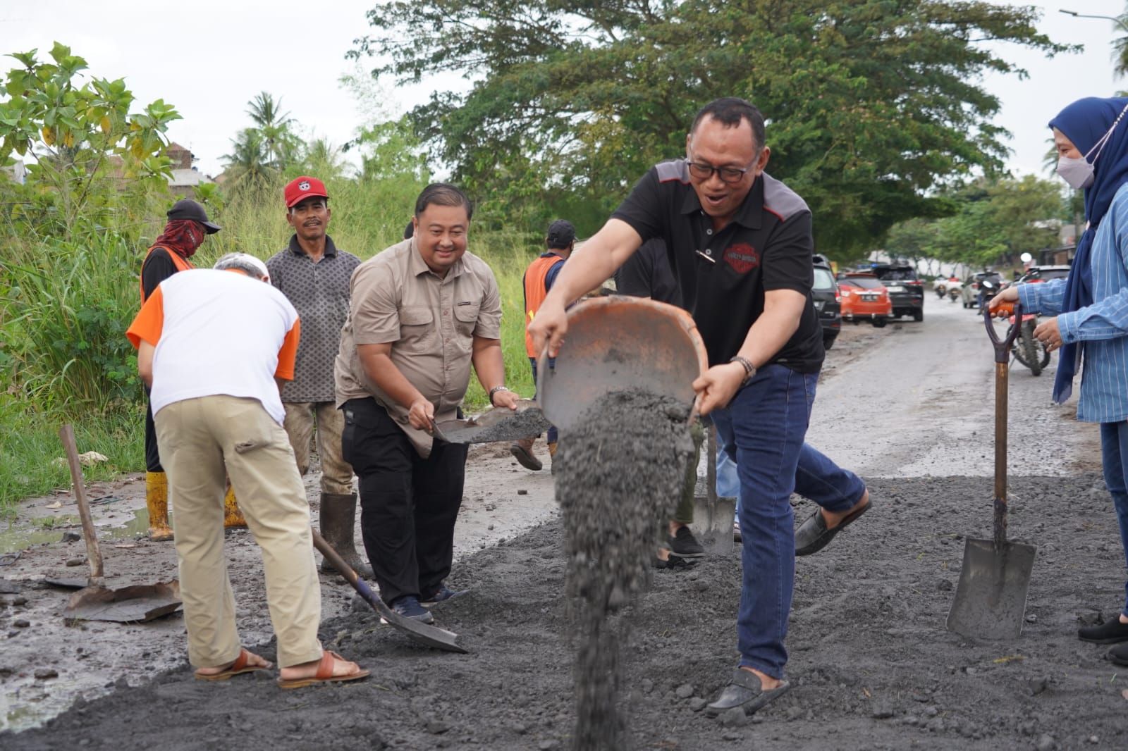 Wali Kota Cilegon Helldy Agustian tampak menyebarkan slag, bahan dasar perbaikan JLS Kota Cilegon, Sabtu 1 April 2023. Mulai H-7 Lebaran 2023, Truk ODOL dilarang melintas di JLS Kota Cilegon.
