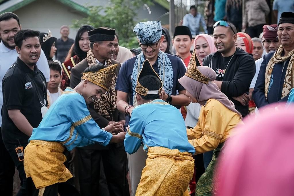  Menparekraf RI Sandiaga Salahuddin Uno mengunjungi Desa Kubu Gadang di Padang Panjang, Sumatera Barat (1/4).