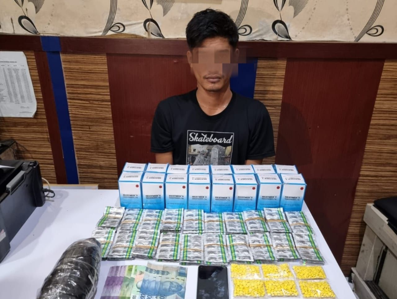 FK beserta ribuan obat keras diamankan polisi Satuan Narkoba Polres Sukabumi Kota