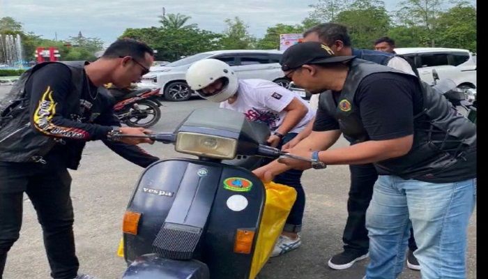 Scooterist di Kota Pontianak menggelar kegiatan sosial berbagi takjil kepada penguna jalan