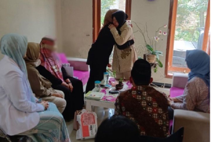 Mensos Tri Rismaharini memberikan dukungan terhadap korban rudapaksa di Blitar Jawa Timur.