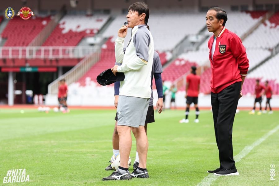 Presiden RI Joko Widodo menengok latihan Timnas yang dipimpin Shin Tae Yong