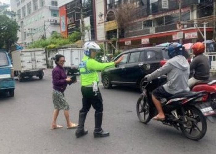 Sat Lantas Polresta Manado melakukan pengaturan  lalulintas di ruas jalan yang rawan kemacetan