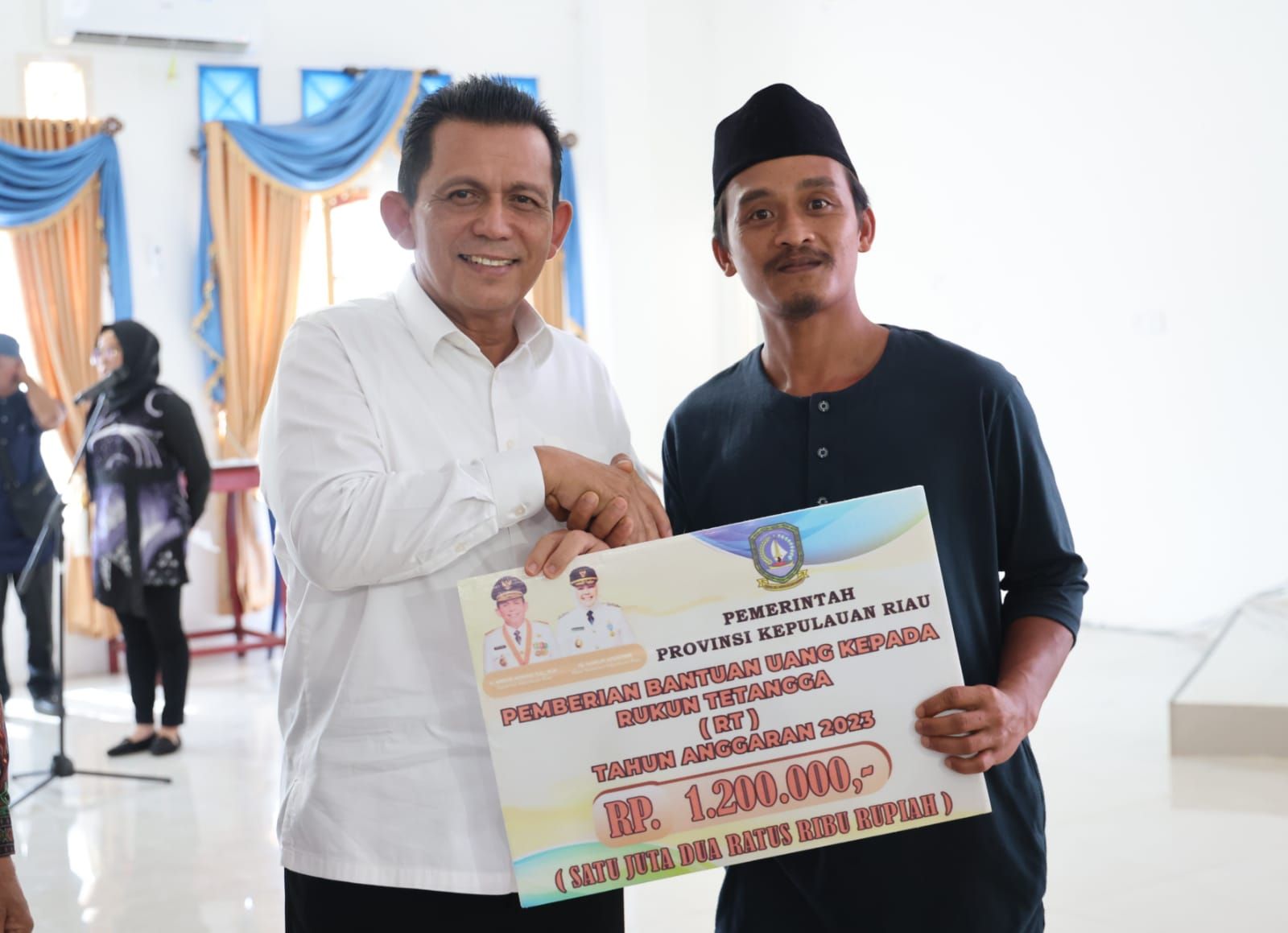 Gubernur Ansar saat menyerahkan bantuan untuk ketua RT di Lingga -f/istimewa