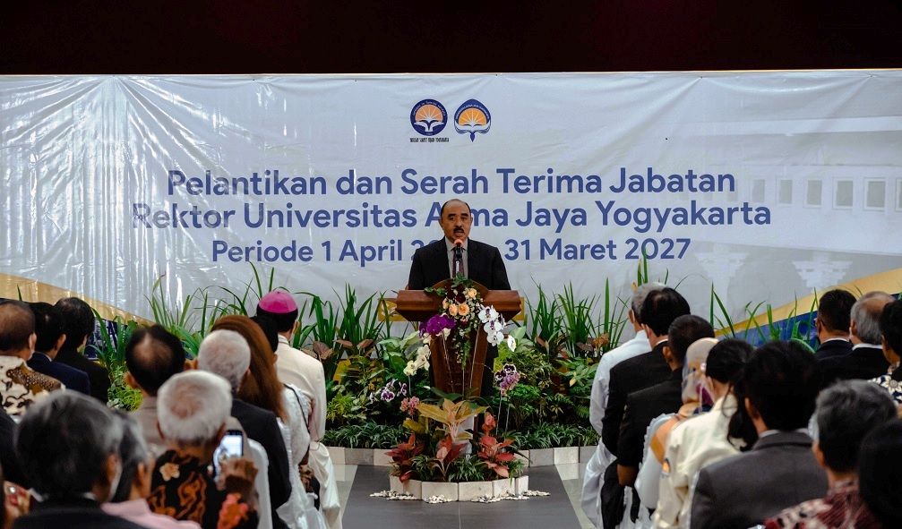 Rektor UAJY periode 2023-2027 Dr G Sri Nurhartanto SH LLM memberikan sambutan usai dilantik, Sabtu, 1 April 2023, di Auditorium Kampus II, Babarsari Yogyakarta. Foto: Humas UAJY