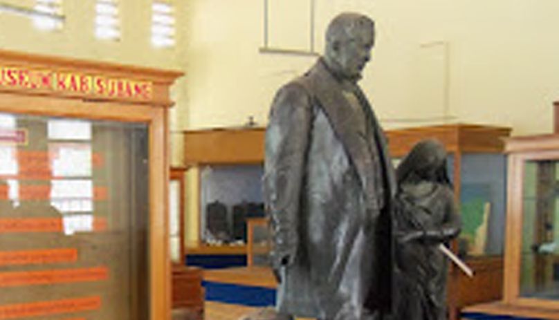 Patung Tuan Hofland di Museum Subang. Tuan Hofland aya nu nyebutkeun katitisan Prabu Siliwangi.