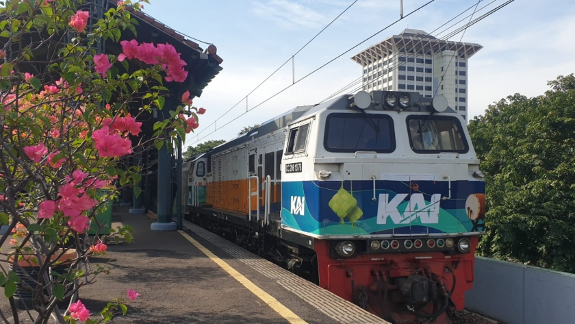 Menjelang mudik lebaran 2023, 1.513 perjalanan kereta api disiapkan di stasiun Gambir dan Pasar Senen.