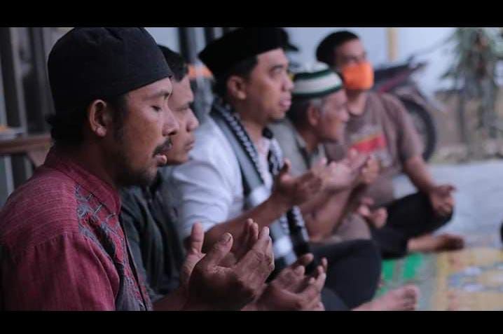 Melakukan zikir atau melantunkan puji-pujian kepada Allah SWT yang dilakukan berulang-ulang, bisa kita lakukan setiap waktu.