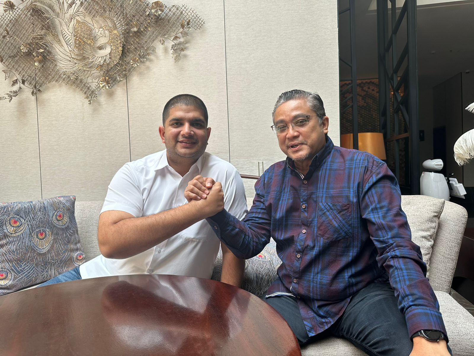  Dua tokoh politik yang menjabat Ketua dewan pertimbangan di partai NasDem dan Demokrat Jawa Barat, Rajiv dan Dede Yusuf rutin konsolidasi untuk pemenangan Anies Baswedan dalam Pilres mendatang.