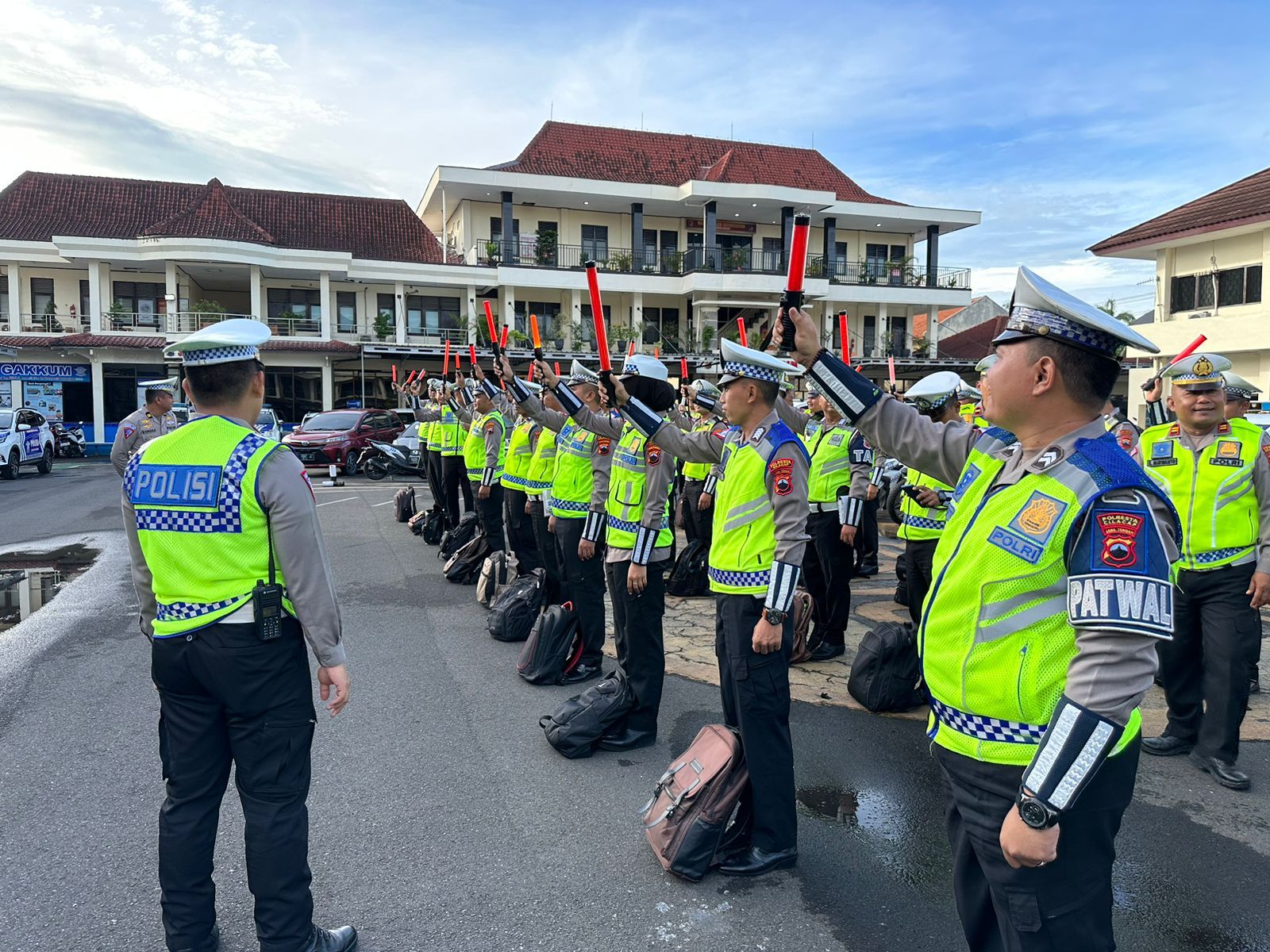 Satlantas Polresta Cilacap melaksanakan pengecekan kelengkapan perorangan terhadap anggotanya serta kendaraan dinas di Lapangan Apel SAR Polresta Cilacap Sabtu (01/4/2023).