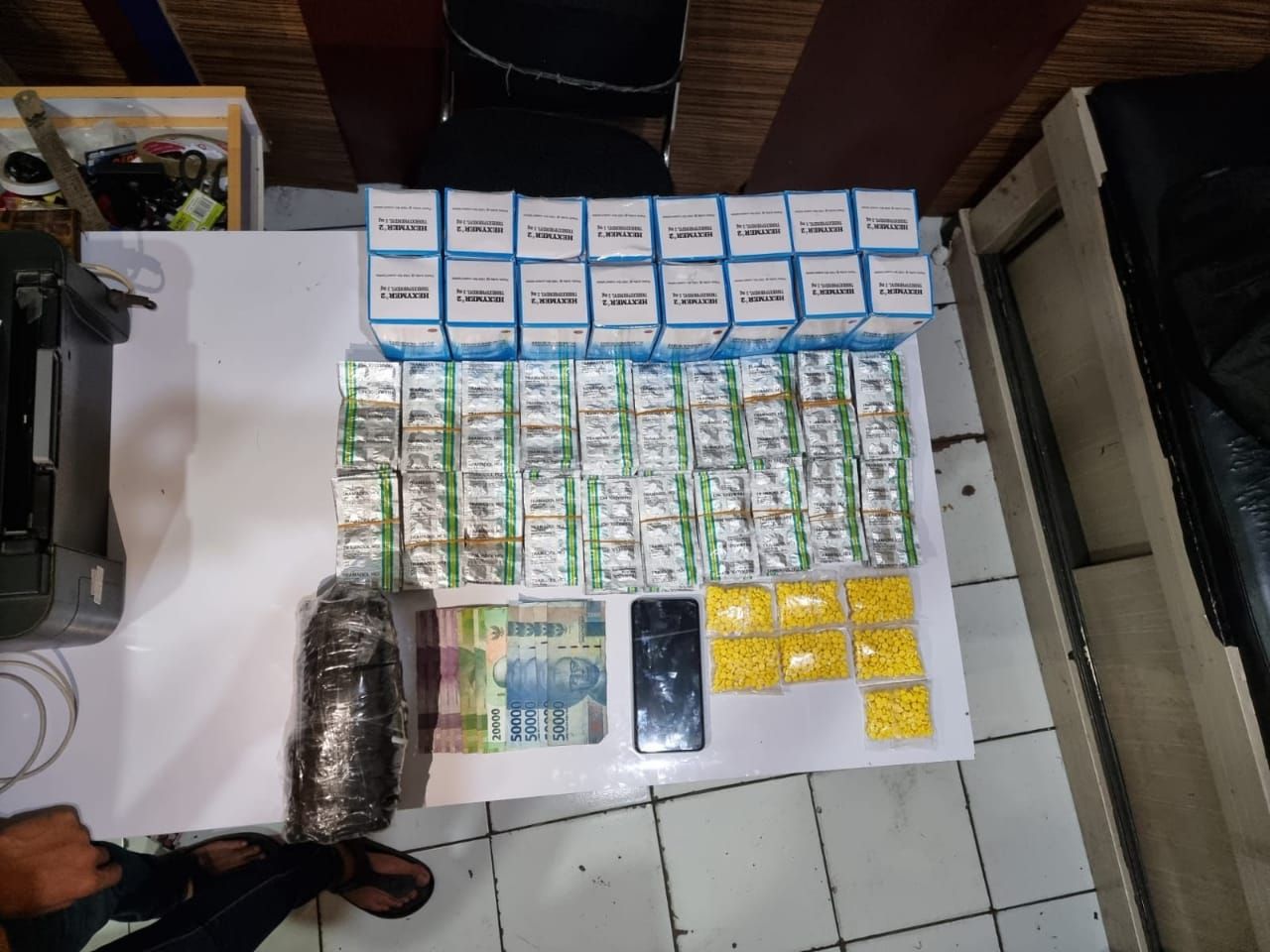 Barang bukti obat obatan terlarang yang dimiliki pemuda Aceh di Sukabumi.