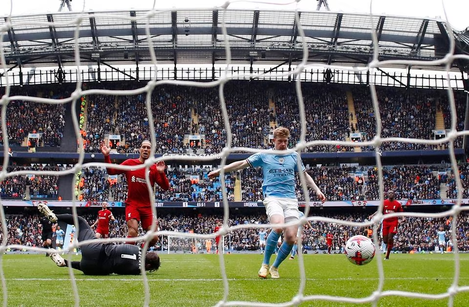 Kevin de Bruyne mencetak gol ke gawang Liverpool.