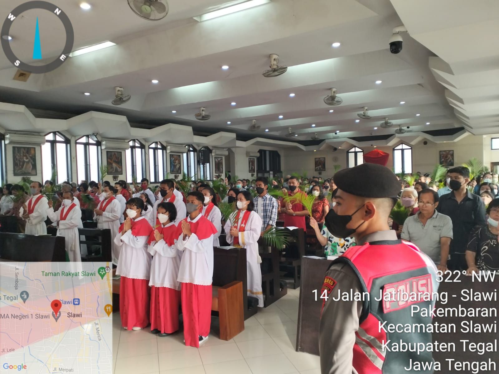 Personel Polres Tegal pengaman di gereja saat Misa Minggu Palma di Mejasem dan Slawi