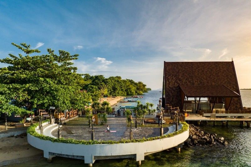 Pantai Malalayang salah satu objek wisata unggulan Kota Manado.