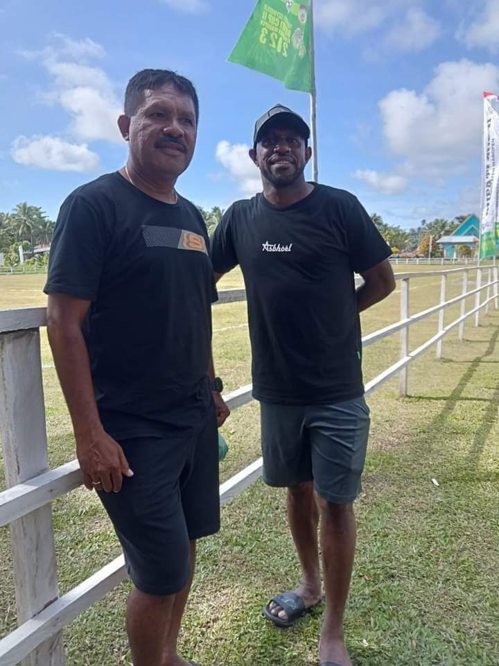Boaz Solossa dan Eduard Ivakdalam ketika berkunjung melihat langsung lapangan Budiutoma, Waren, Waropen yang mana lapangan ini akan digunakan dalam penyelengaraan turnamen Buapati Cup II Waropen 2023