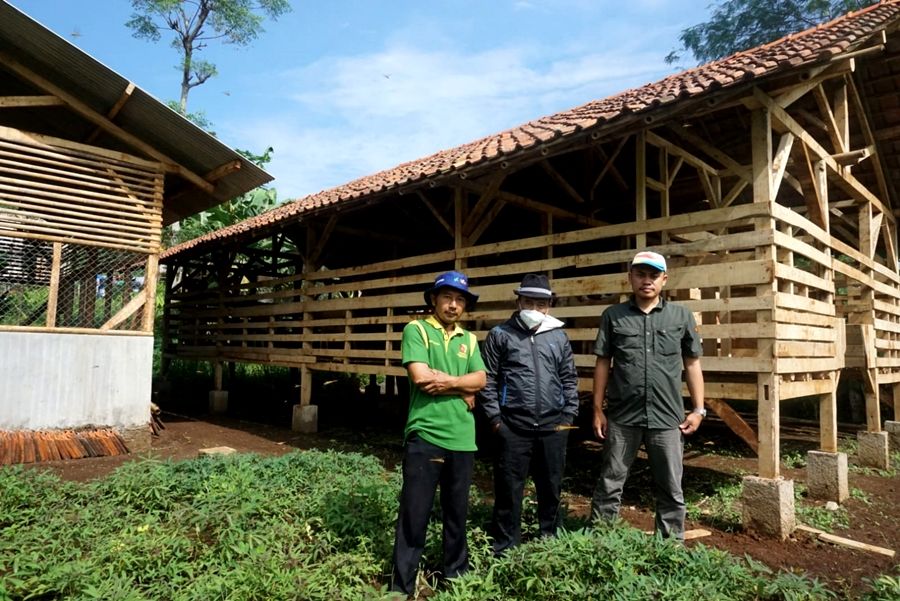 POPT Ahli Muda Mochamad Sopian Ansori SP, MP (topi putih)yang menangani Dampak Perubahan iklim pada Dinas Perkebunan Provinsi Jawa Barat, bersama petani tembakau di Kabupaten Bandung.