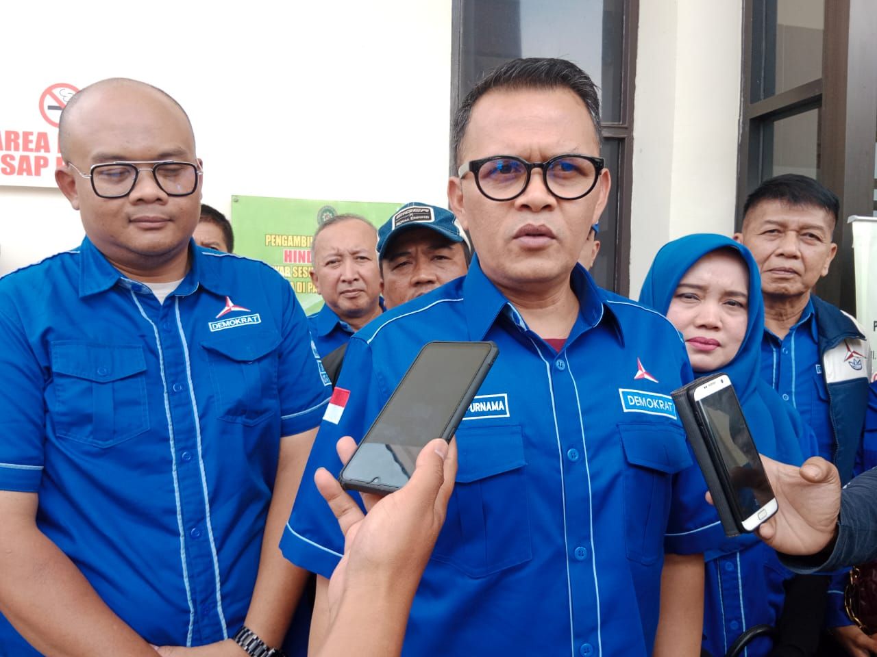 Ketua DPC Partai Demokrat Kota Bandung Aan Andi Purnama saat memberikan keterangan pers kepada wartawan di PN Bandung Senin 3 April 2023