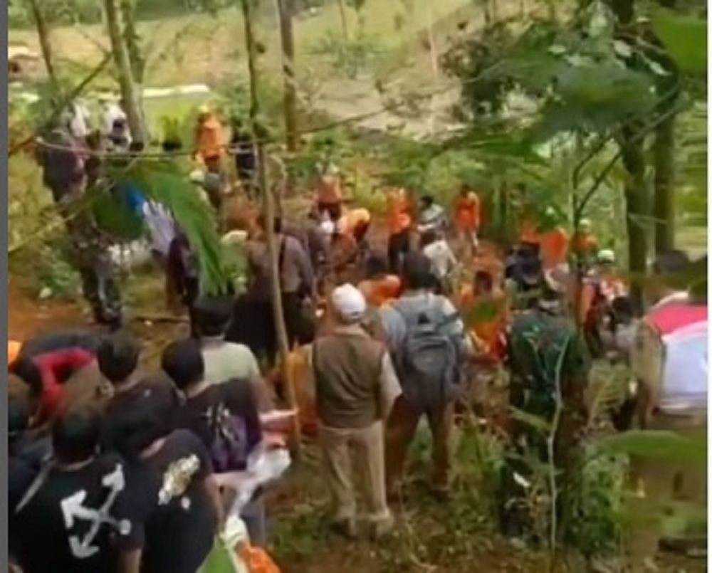 Proses penggalian korban Mbah Slamet dukun pengganda uang di Banjarnegara